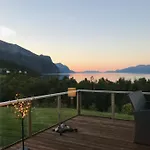 House In The Heart Of The Lyngen Alps With View Feriehus Lyngseidet