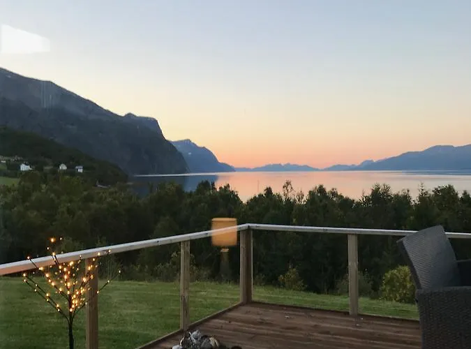 House In The Heart Of The Lyngen Alps With View Feriehus Lyngseidet